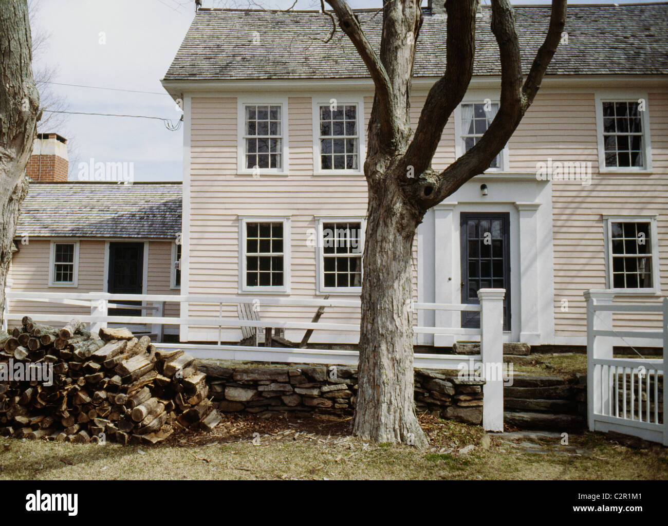 Fine XVIII - inizio 19thc in legno a telaio clapboard agriturismo in inverno, logpile di legna da ardere, Lyme, Connecticut Foto Stock