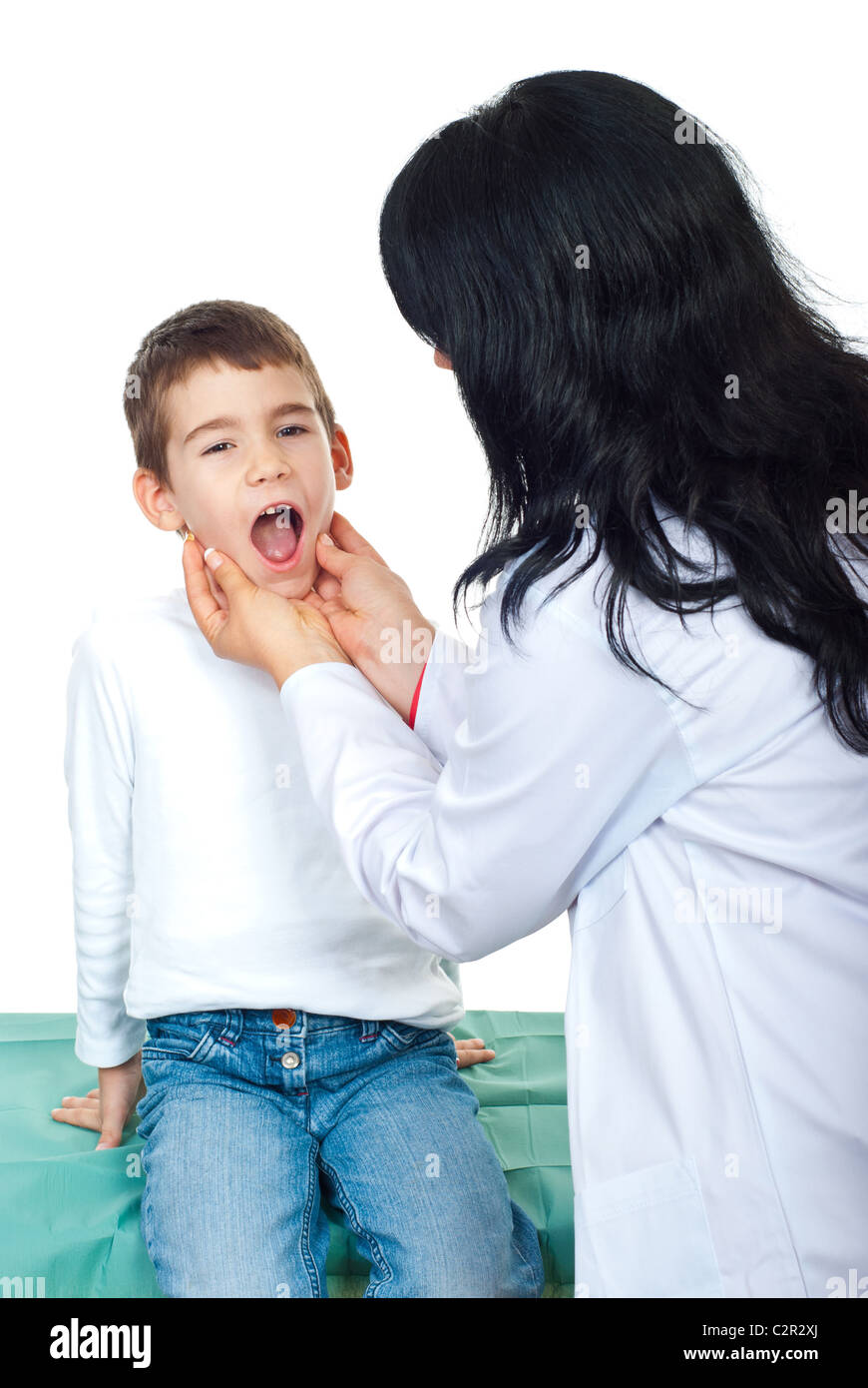 Medico donna esaminare la bocca del piccolo ragazzo isolato su sfondo bianco Foto Stock