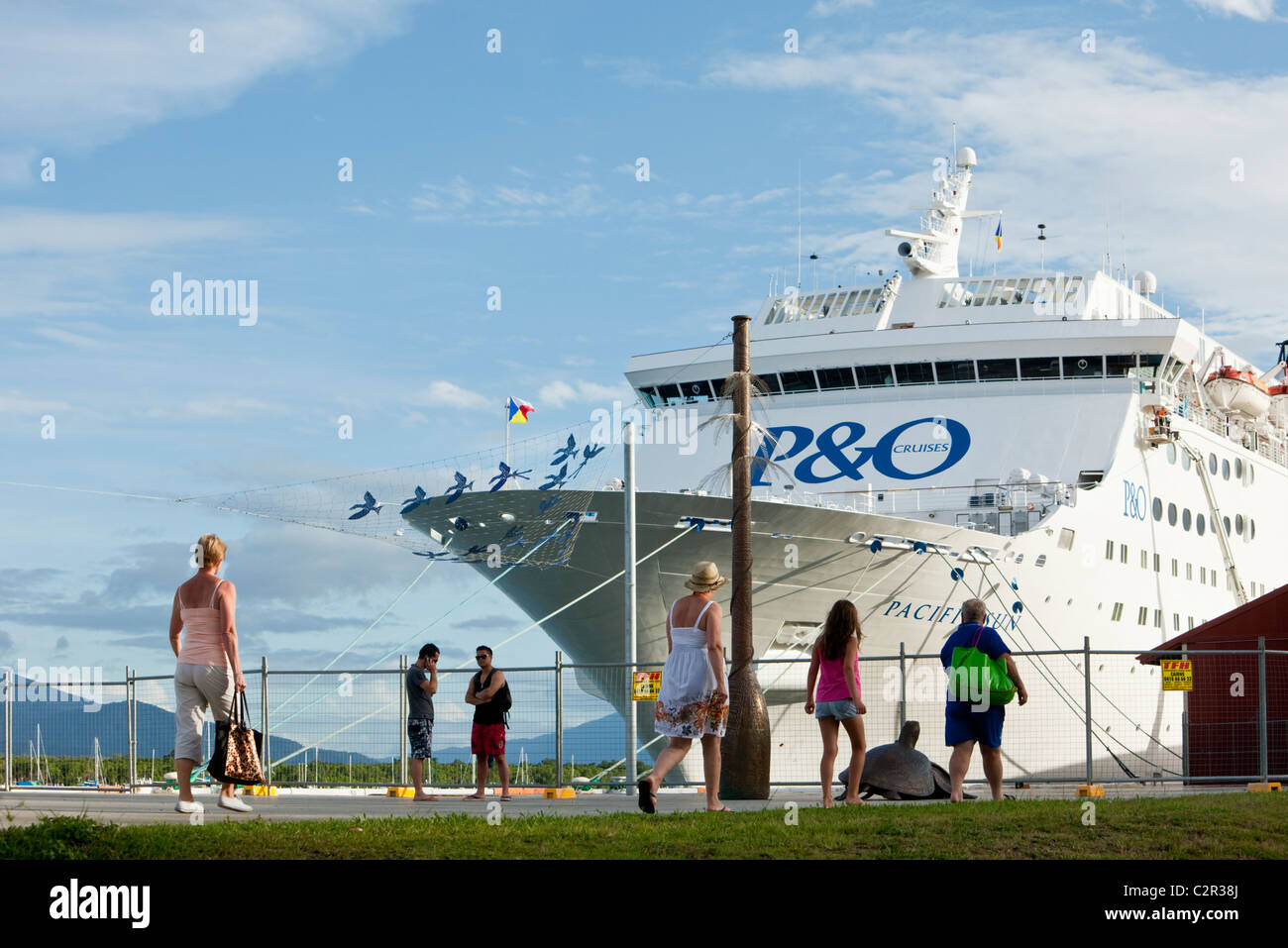 Nave da crociera ormeggiata presso il Cairns Crociera terminale. Trinity Wharf, Cairns, Queensland, Australia Foto Stock