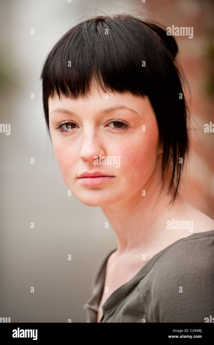 Un adolescente slim [18, 19, 20 anni] ragazza con breve capelli scuri Foto Stock