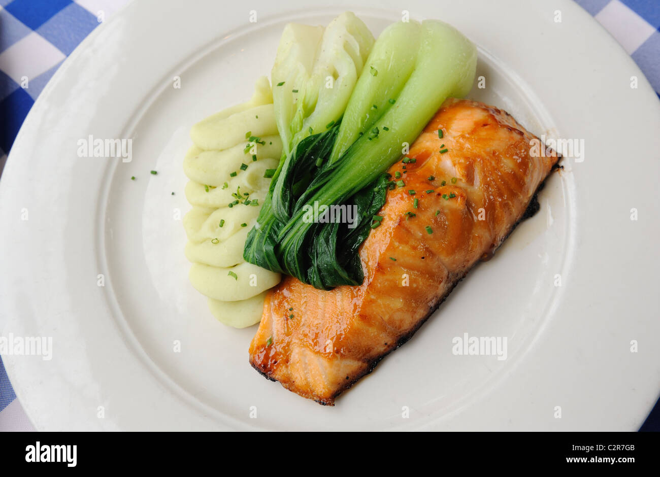 Miso salmone arrostito con wasabi purè di patate e baby bok choy. Foto Stock