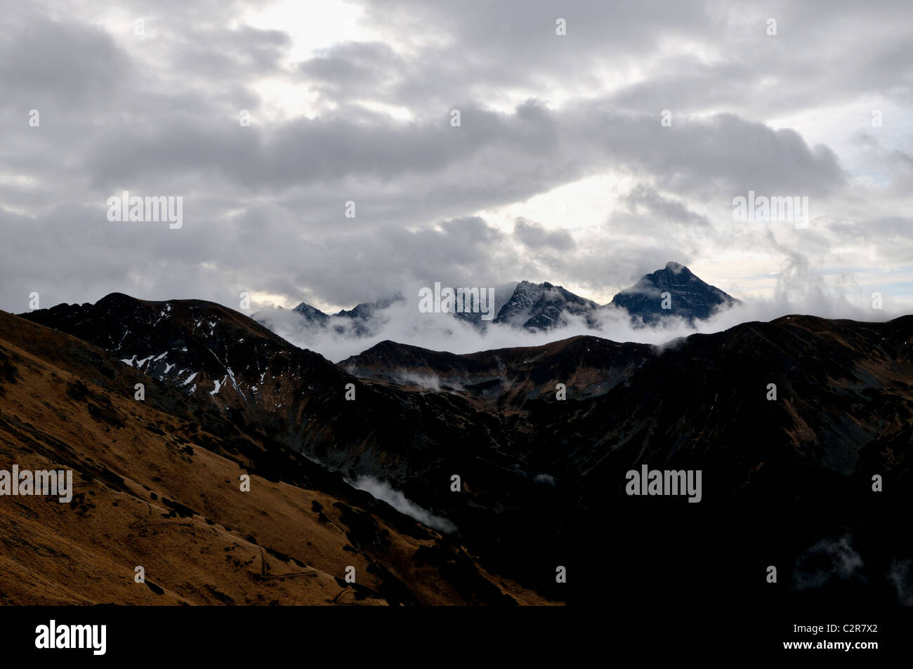 La Polonia, la Slovacchia- Tatra - Tatry montagne panorama catturate guardando verso est del parco nazionale dei Tatra Foto Stock