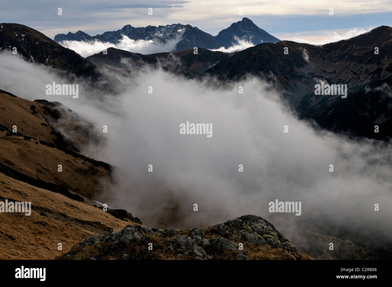 La Polonia, la Slovacchia- Tatra - Tatry montagne panorama catturate guardando verso est con la nebbia - le nuvole provenienti dalla valle Foto Stock