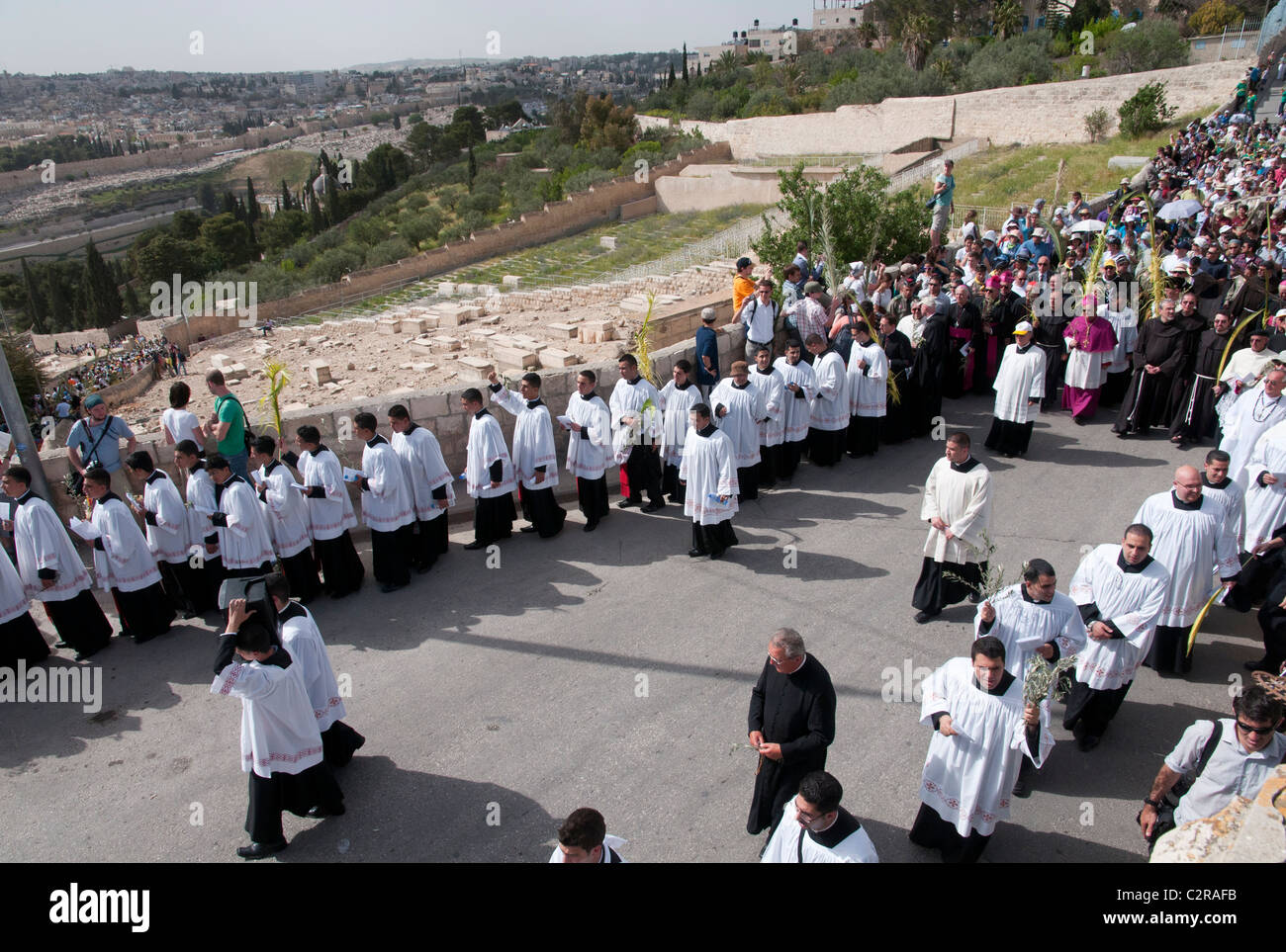 La domenica delle Palme processione va da Betphage a Sainte Anne nella Città Vecchia attraverso il monte degli ulivi. Foto Stock