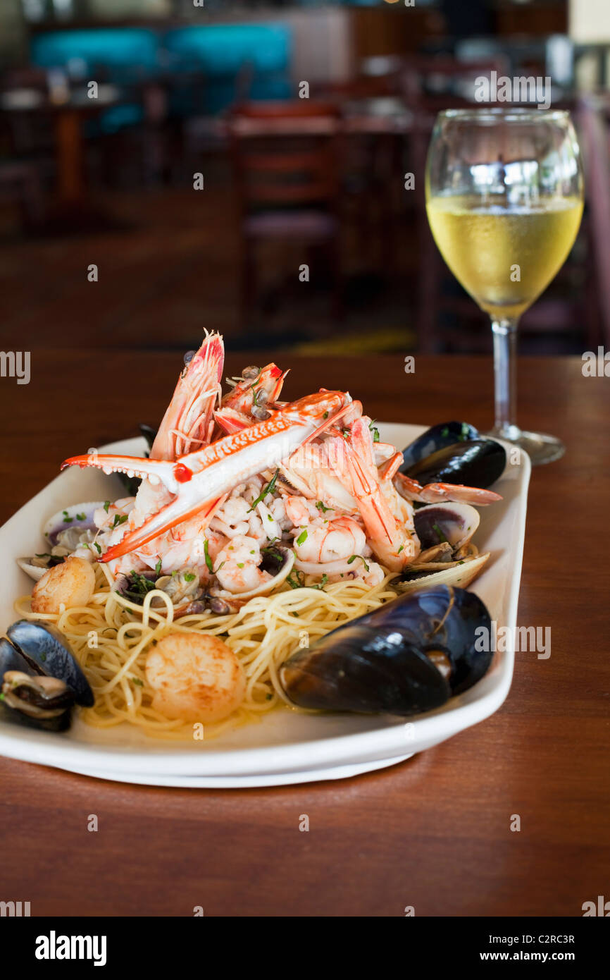 Spaghetti allo scoglio (piatti di pasta) a Villa Romana Trattoria. Esplanade, Cairns, Queensland, Australia Foto Stock