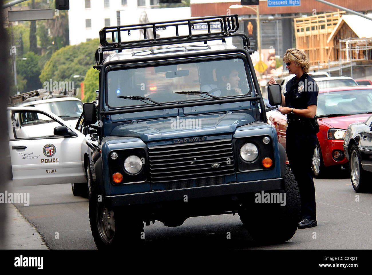 John Mayer non era felice come lui è stato arrestato dalla polizia per guida con tag scaduti e non la targa di Los Angeles, Foto Stock
