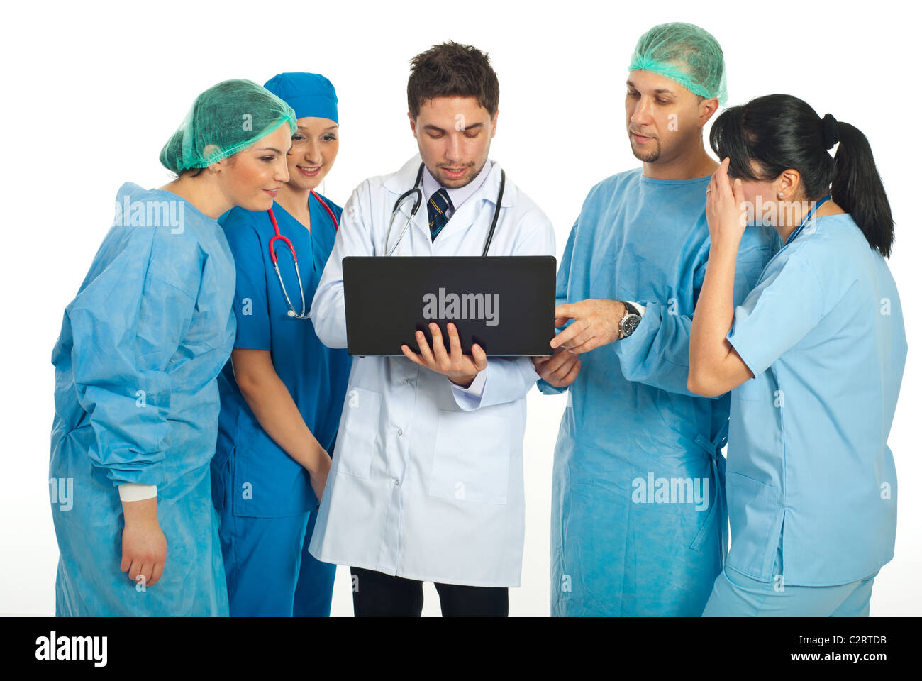 Il gruppo di cinque medici aventi la conversazione e utilizzando un computer portatile isolato su sfondo bianco Foto Stock