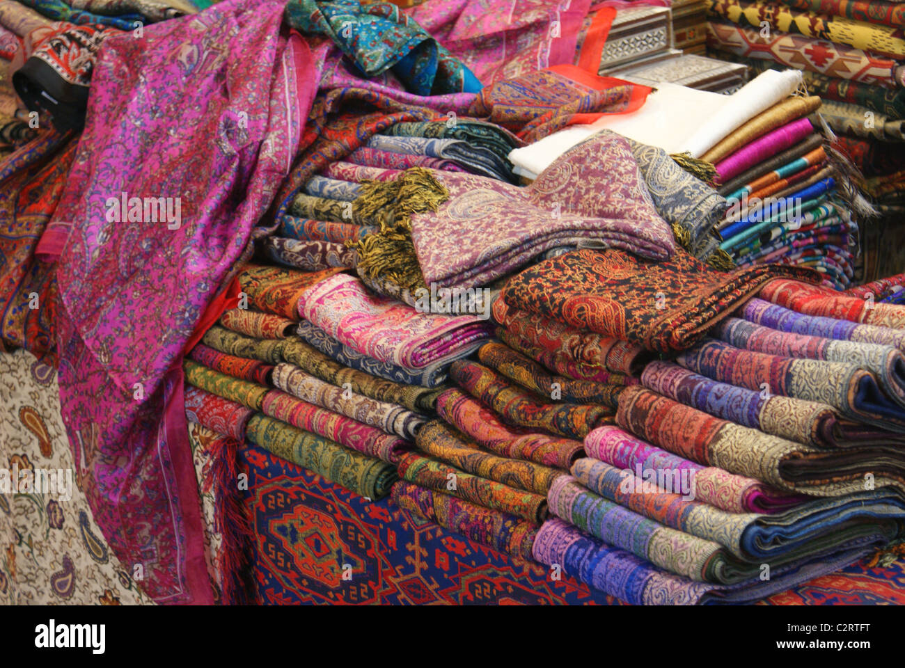 Accatastati scialli in Souq Al-Madina, Aleppo, Siria Foto Stock