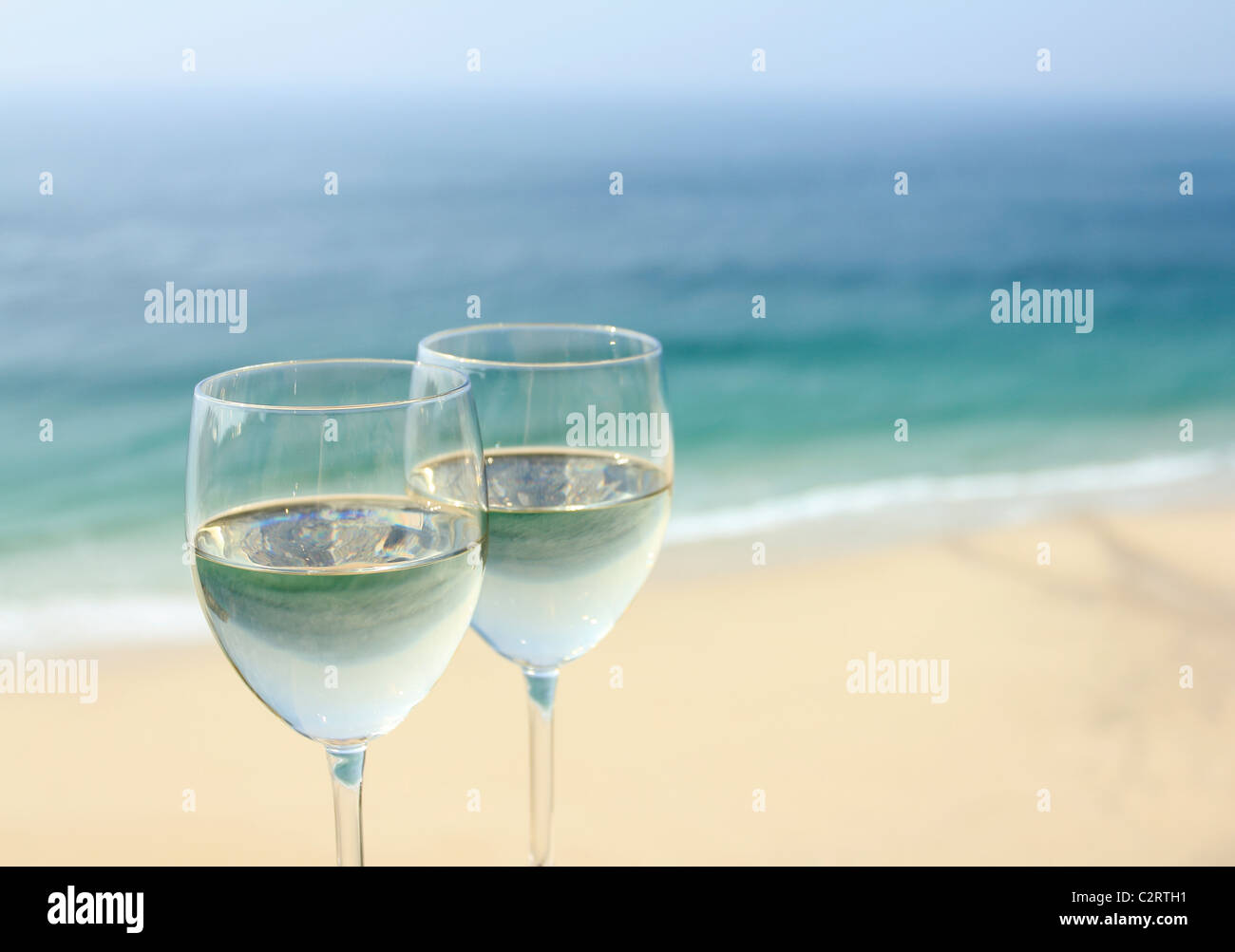 Due bicchieri di vino dall'oceano Foto Stock