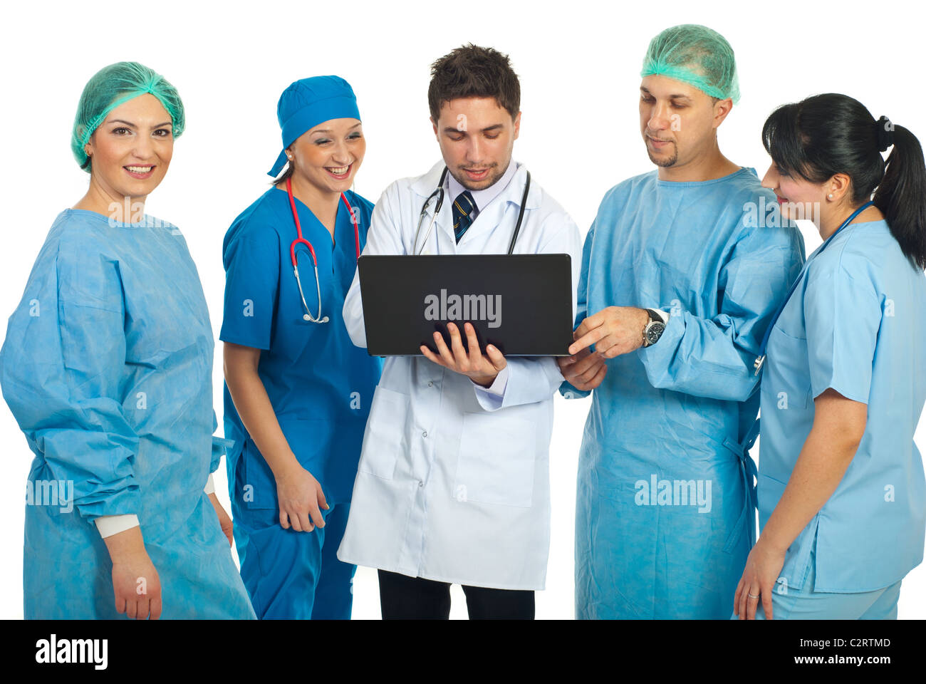 Gentile medici utilizzando un computer portatile e un chirurgo sorridente donna che guarda la telecamera isolata su sfondo bianco Foto Stock