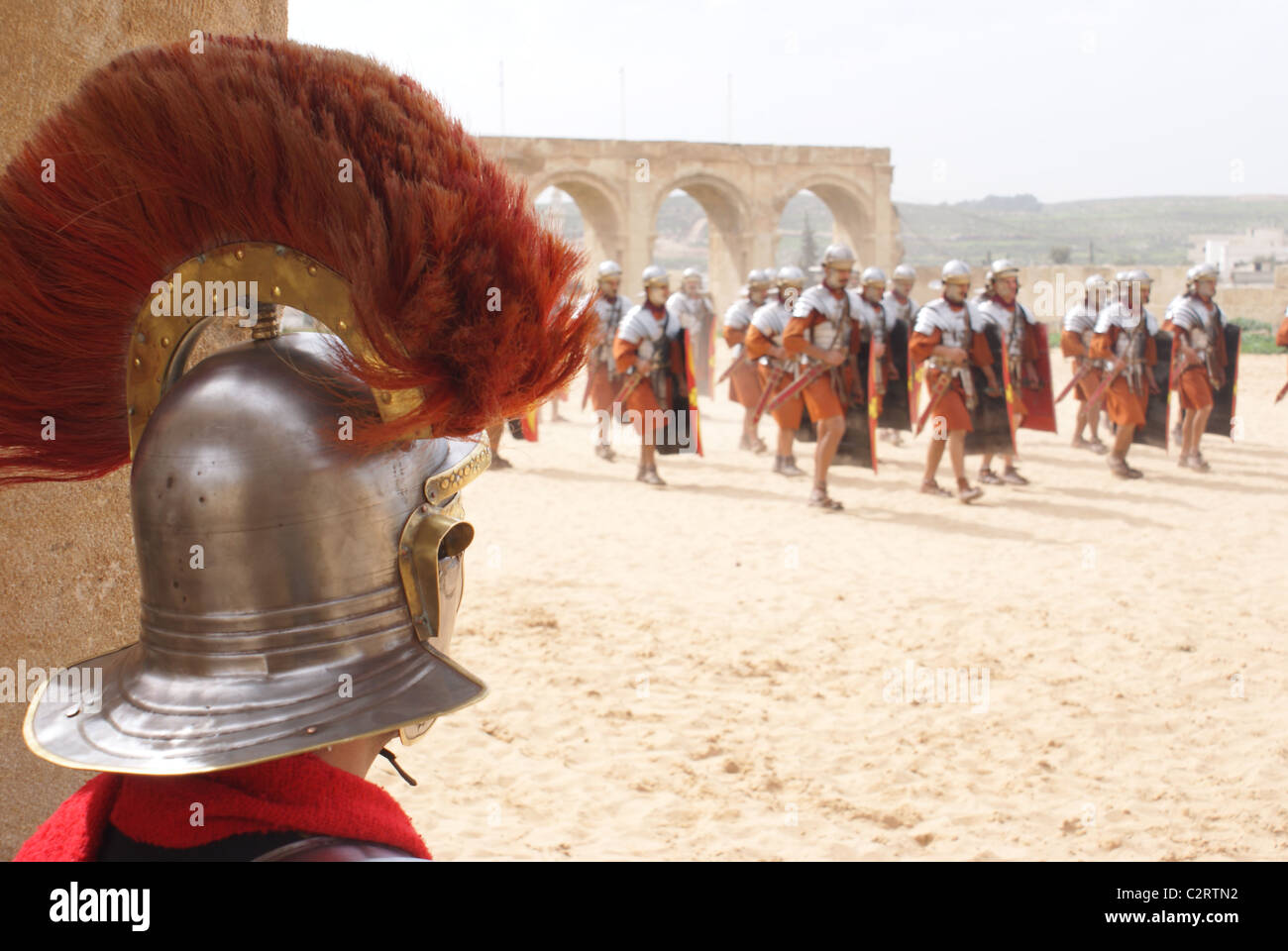 Jerash, nel nord della Giordania: un centurione dall'esercito romano e carro orologi esperienza i suoi legionari a manovre. Foto Stock