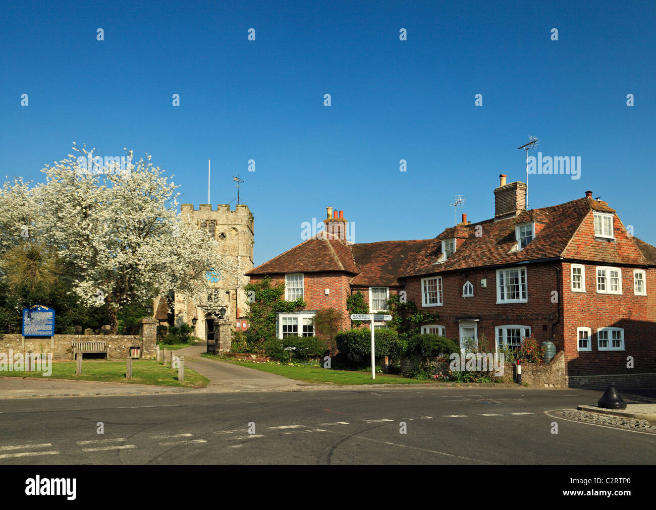 La Kentish village di Appledore, e la chiesa di San Pietro e San Paolo. Foto Stock