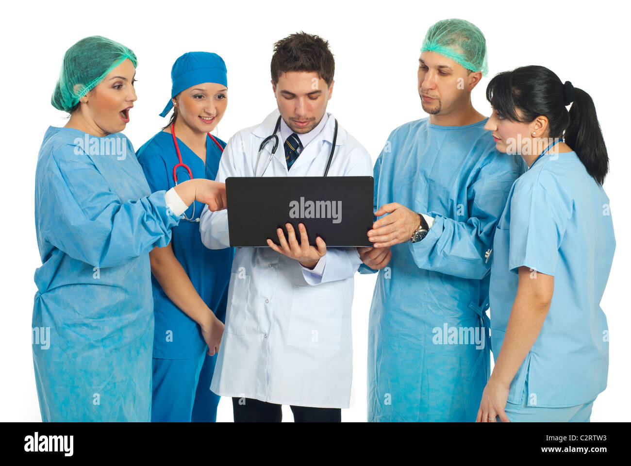 Team di medici la ricerca su un computer portatile e di uno dei medici le donne di essere rimasto sorpreso Foto Stock