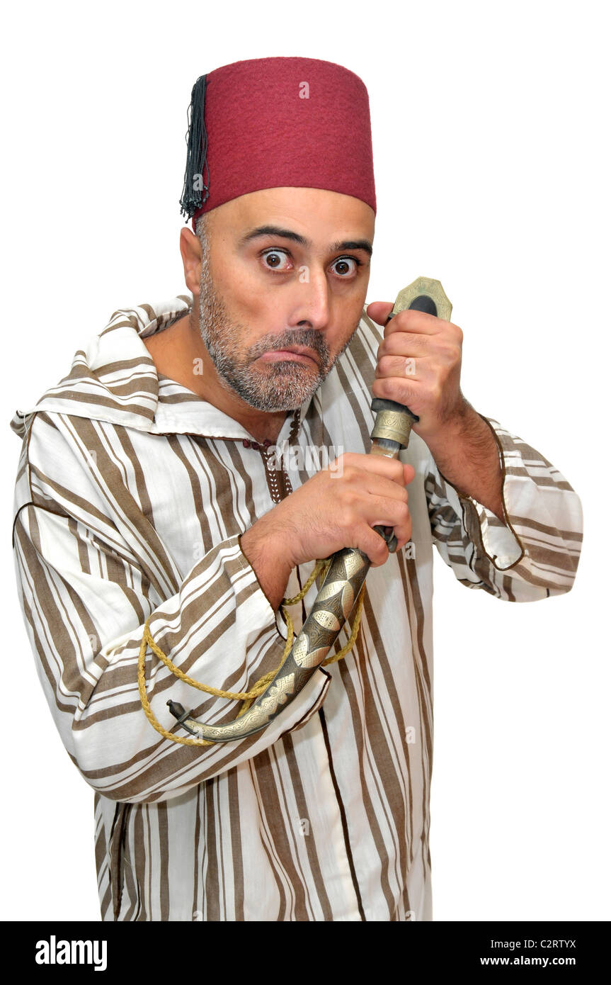 Uomo arabo con un pugnale facendo facce buffe isolato in bianco Foto Stock