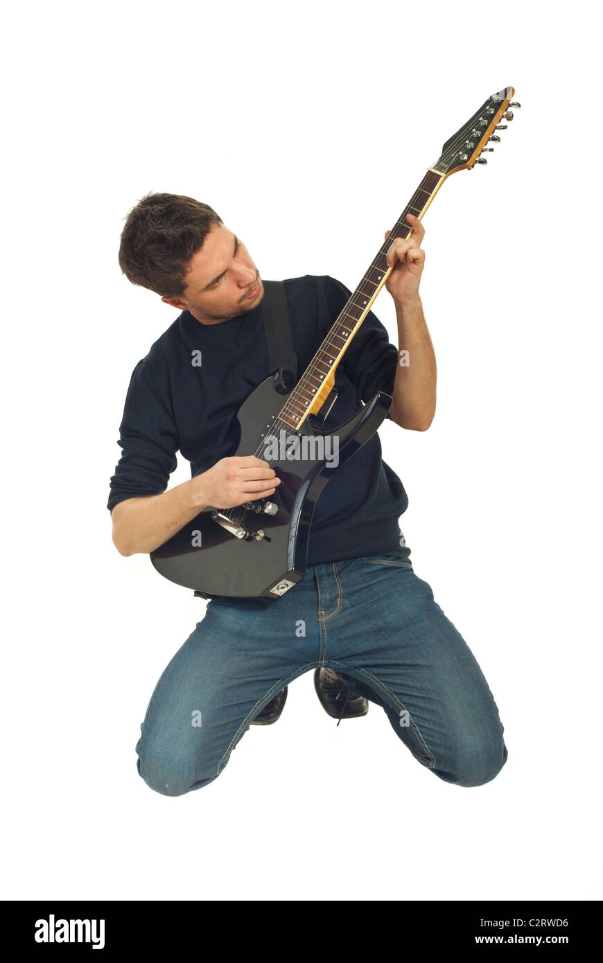 L'uomo suonare la chitarra elettronica e seduto sulle sue ginocchia isolati su sfondo bianco Foto Stock
