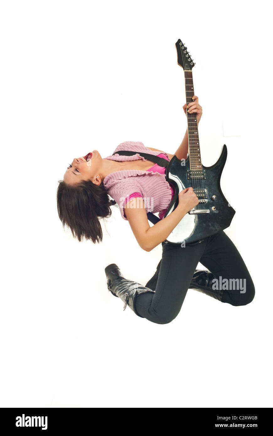 Rock Girl con la chitarra e cantare seduto sulle sue ginocchia isolati su sfondo bianco Foto Stock