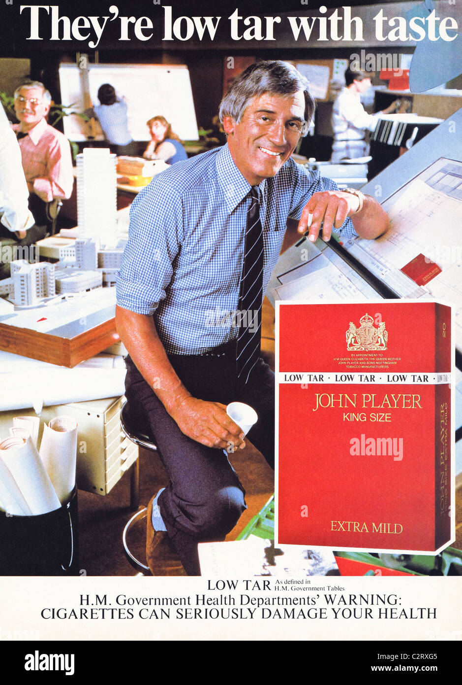 Pagina piena pubblicità per JOHN PLAYER KING SIZE a basso tenore di catrame extra dolce sigarette negli uomini della rivista di circa ottanta Foto Stock