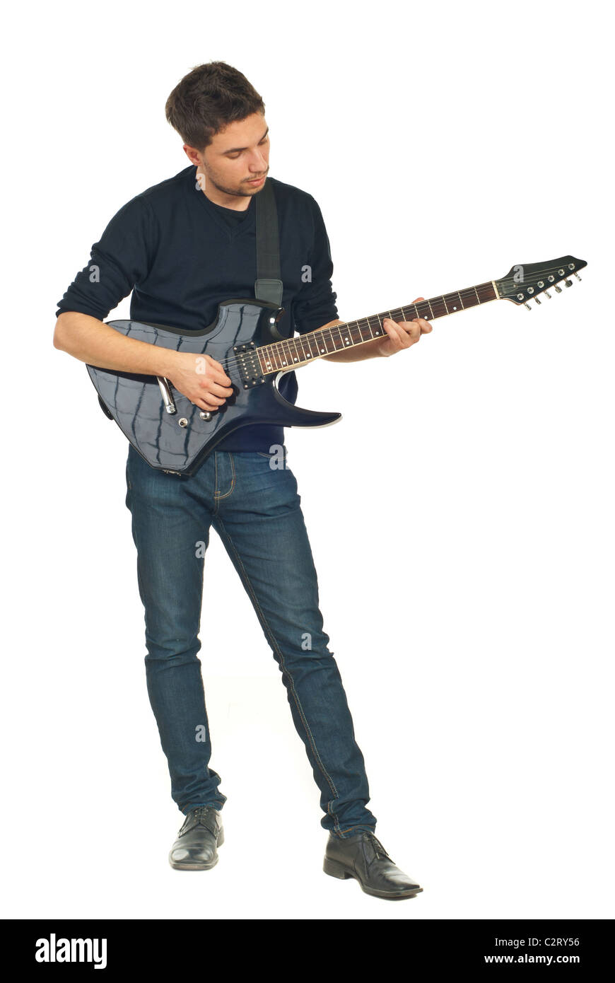 Per tutta la lunghezza della giovane a suonare la chitarra isolato su sfondo bianco Foto Stock