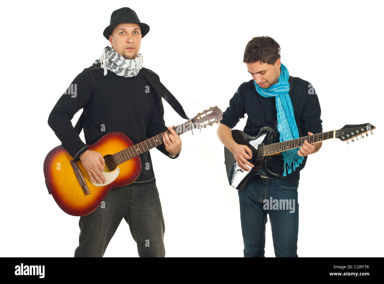 Due ragazzi bello suonare la chitarra isolato su sfondo bianco Foto Stock
