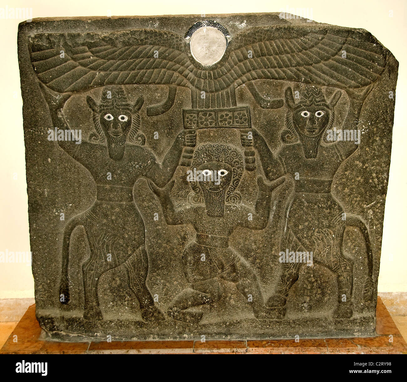 Rilievo in basalto Gilgamesh tra due uomini-toro che sostengono un disco solare alato, IX secolo a.C., Tell Halaf, Siria. Arte aramea, Museo Nazionale di Aleppo, Siria Foto Stock