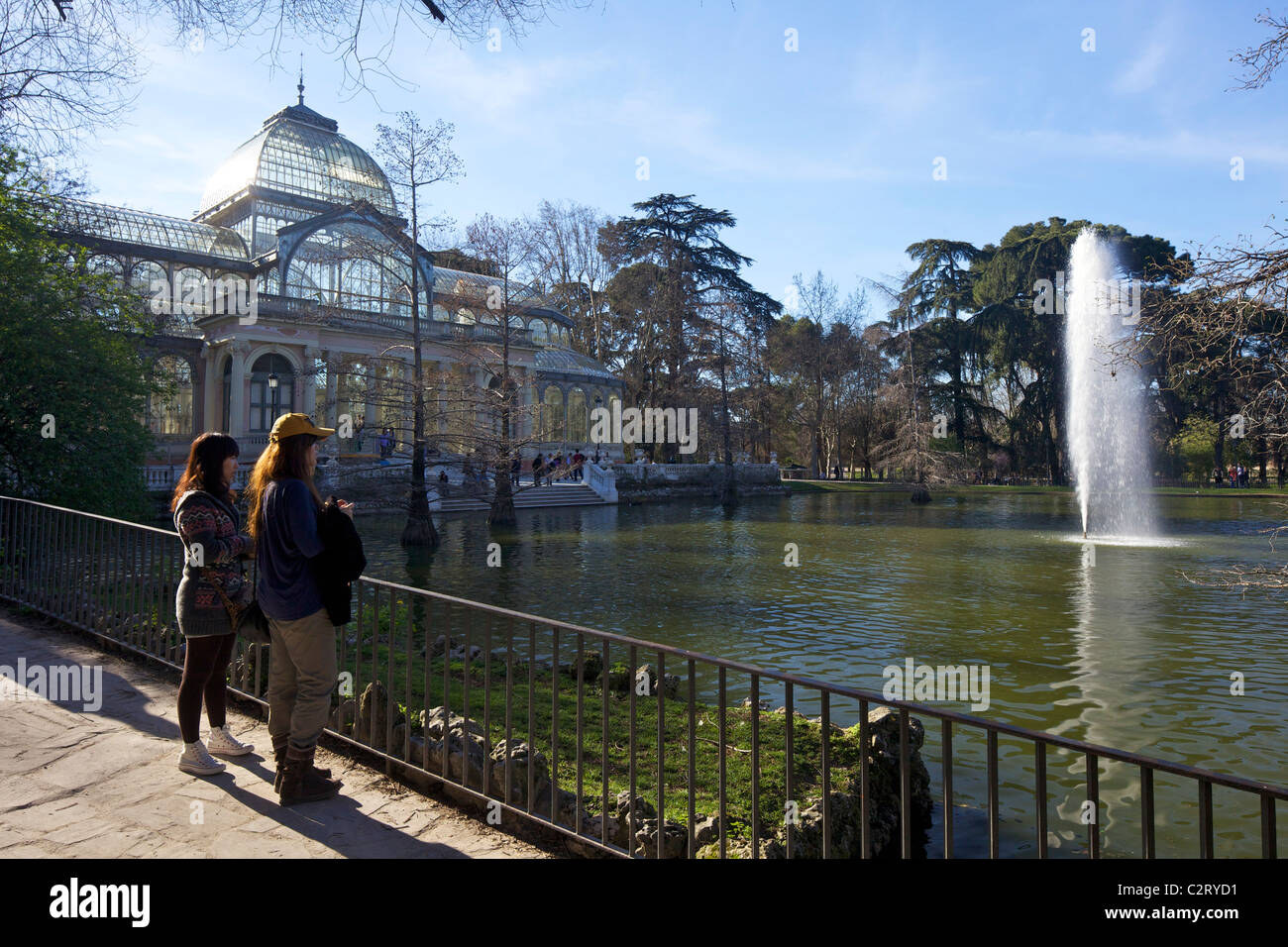 I visitatori e i turisti ammirano il Palacio de Cristal, Crystal Palace, il Parque del Retiro, il Parco del Retiro di Madrid, Spagna, Europa UE Foto Stock