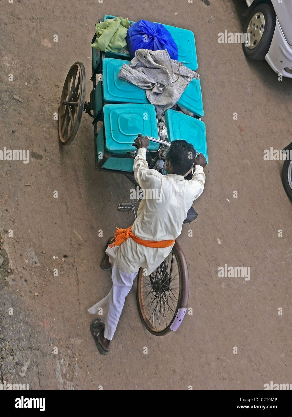 Spostando il carrello di Scarico per immondizia Foto Stock