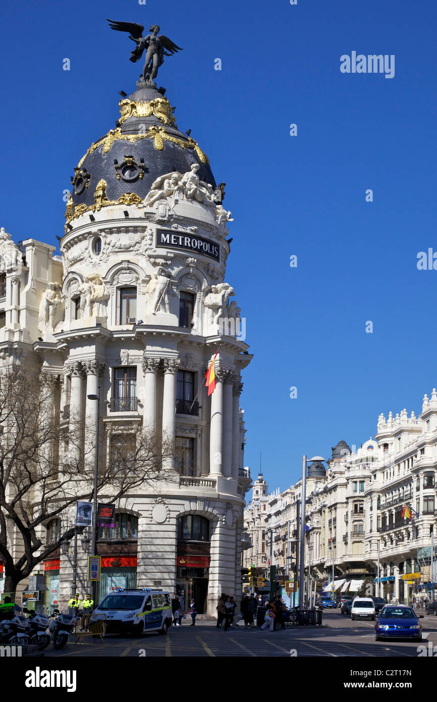 Il traffico che passa la metropoli edificio, Gran Via, Madrid, Spagna, Europa UE Foto Stock