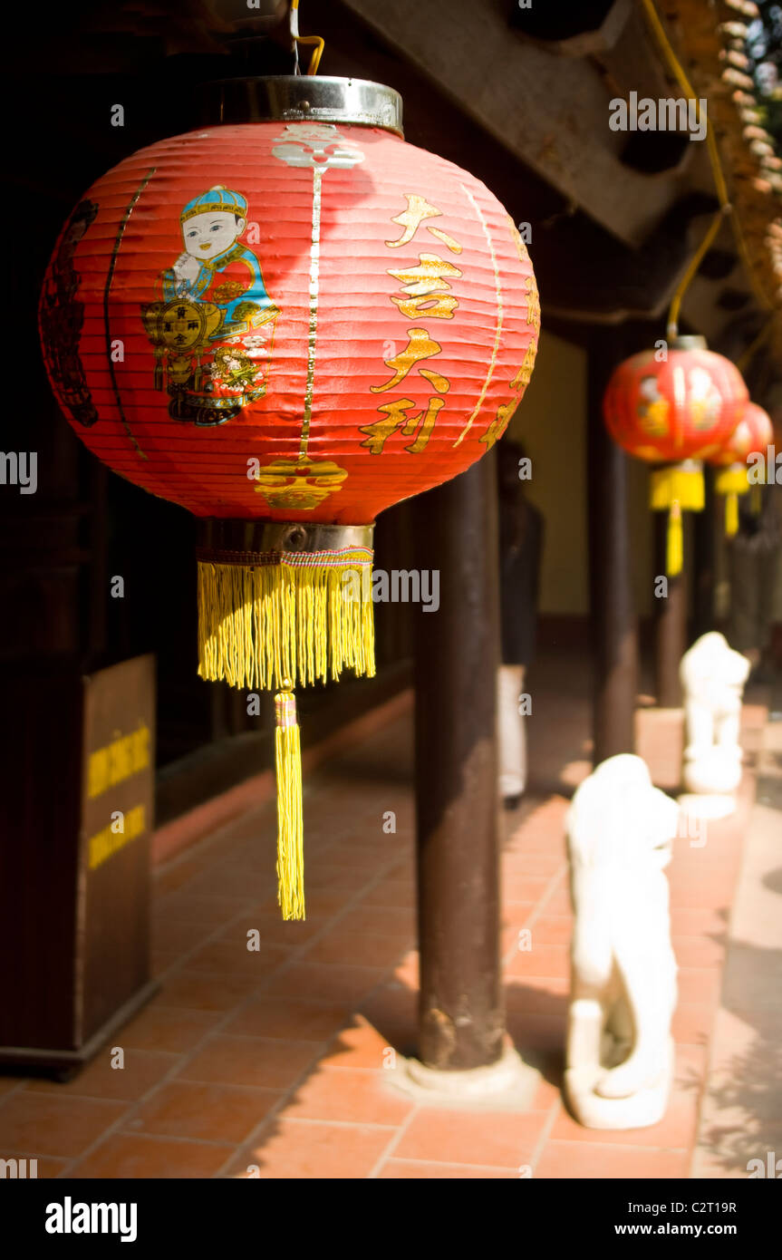 Chiudere verticale di rosso le lanterne di carta appeso di Tran Quoc Pagoda (Chùa Trấn Quốc) tempio buddista in Hanoi Foto Stock