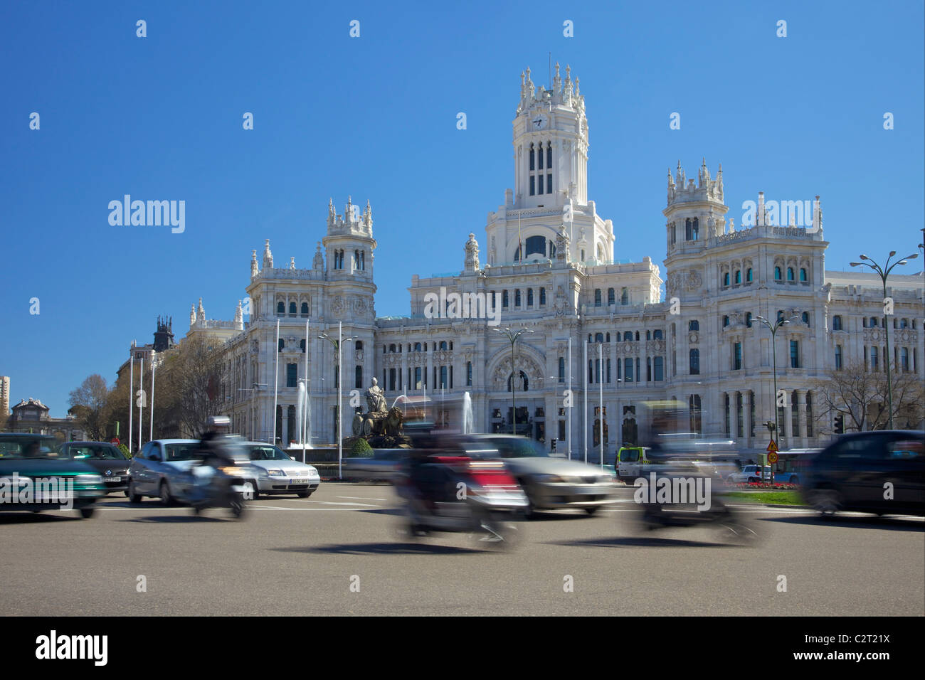 Il traffico in Plaza de Cibeles, Palazzo delle comunicazioni, il Palacio de Comunicaciones, Madrid, Spagna, Europa UE Foto Stock