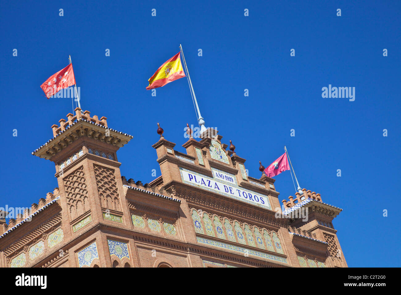 Bandiere spagnole al di sopra della Puerta grande arena Las Ventas, Plaza de Toros Monumental de Las Ventas, Madrid, Spagna, Europa UE Foto Stock