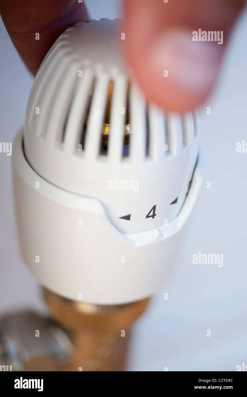 Il termostato sul sistema di riscaldamento essendo regolata Foto Stock