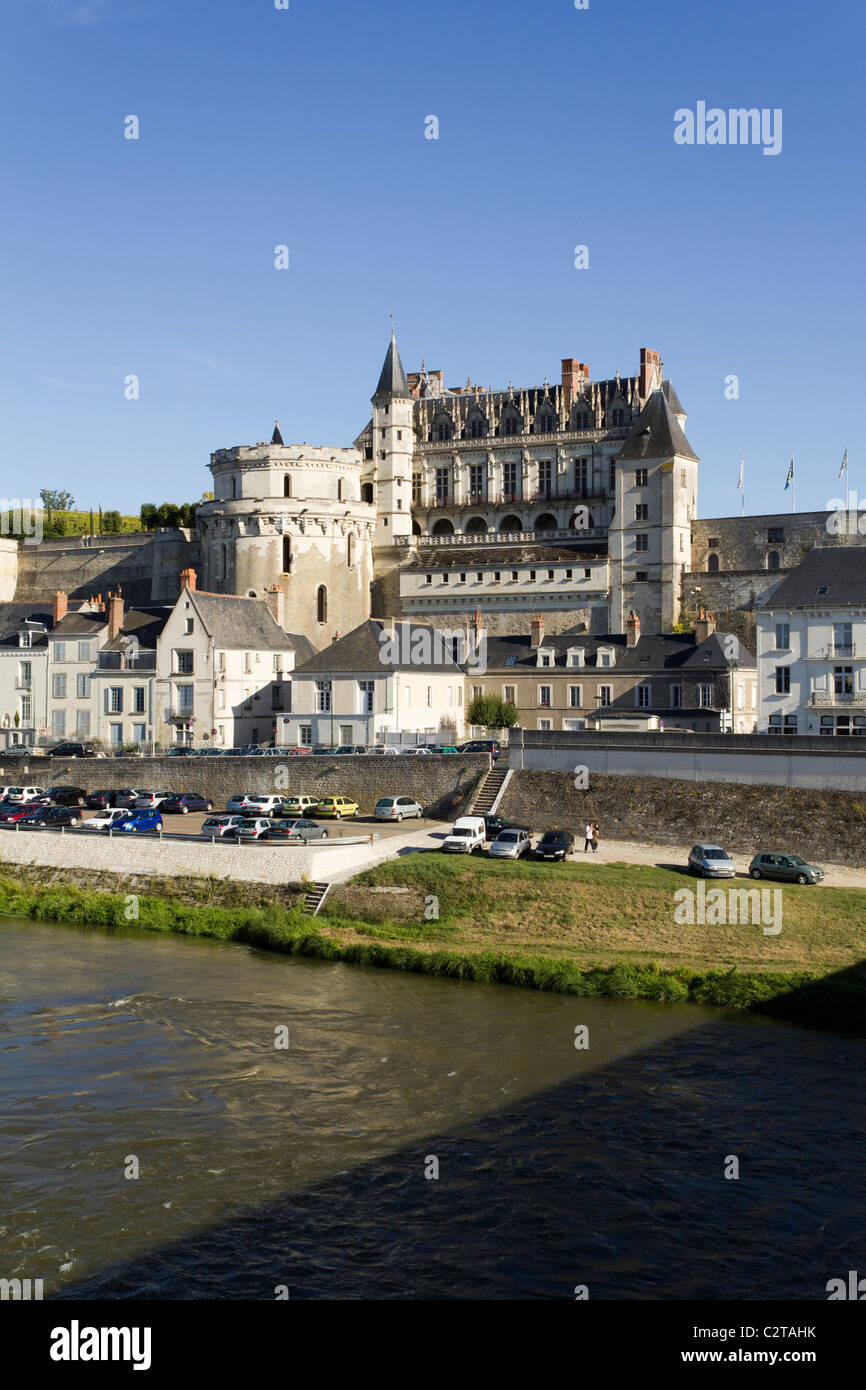 Chateau d'Amboise dal ponte sul fiume Loira, Amboise, Indre-et-Loire, Francia Foto Stock