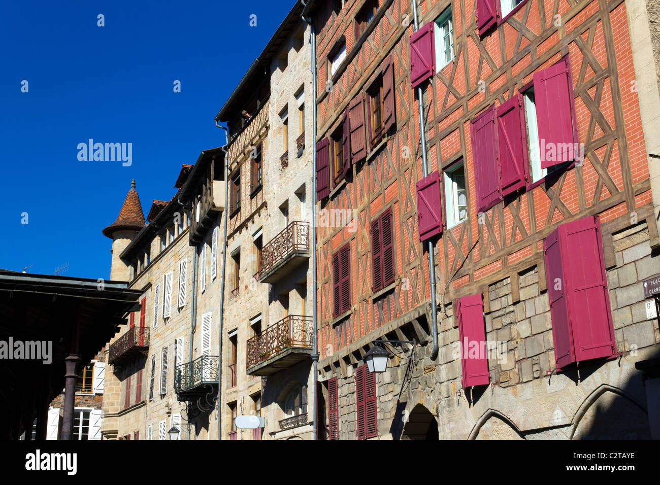 I pittoreschi edifici vecchi con persiane colorate nelle strade e nelle piazze di Figeac, sacco 46, in Francia, in Europa Foto Stock