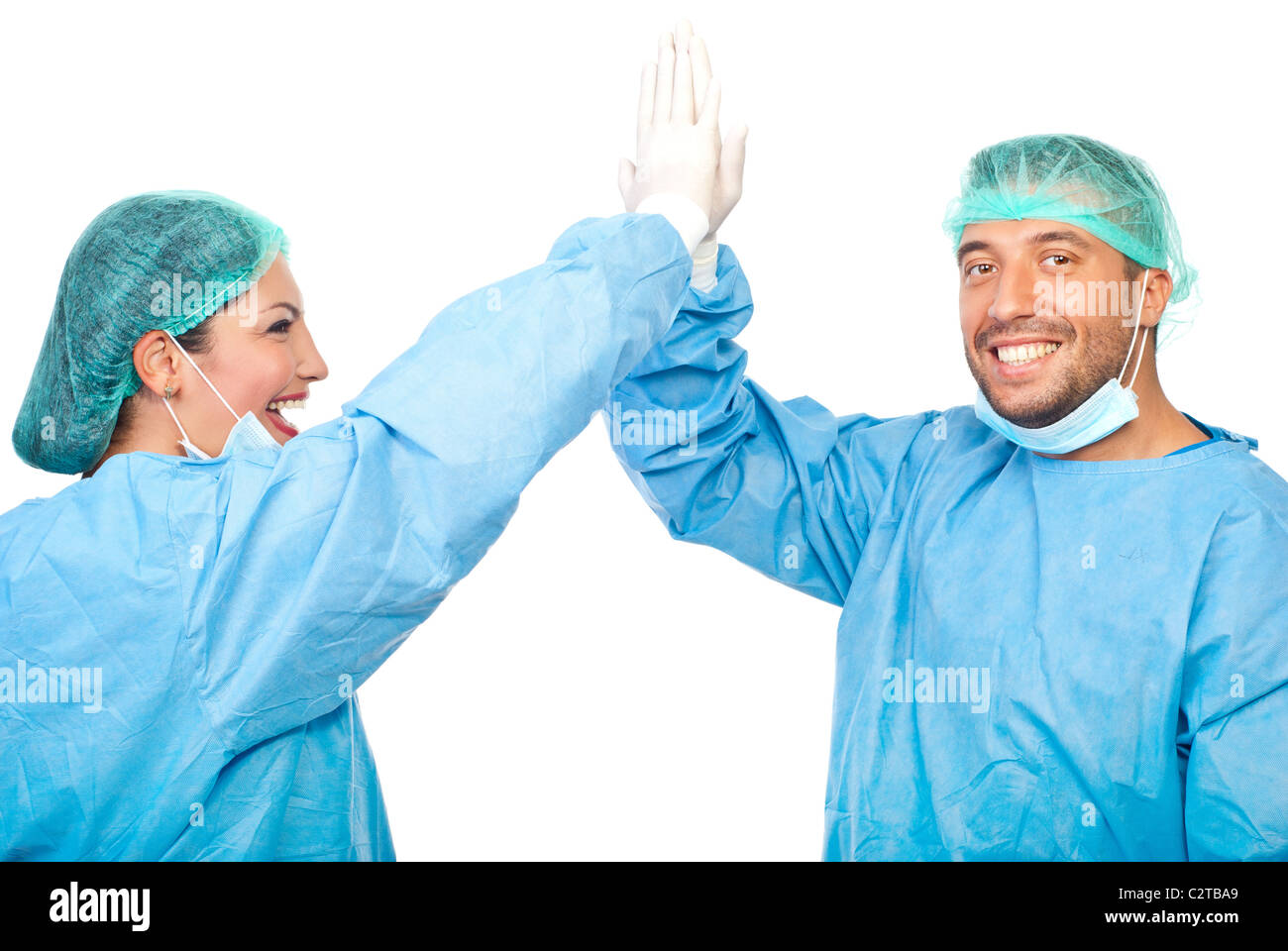 Due chirurghi dando alta cinque dopo il successo di un intervento chirurgico e ridere insieme isolato su sfondo bianco Foto Stock