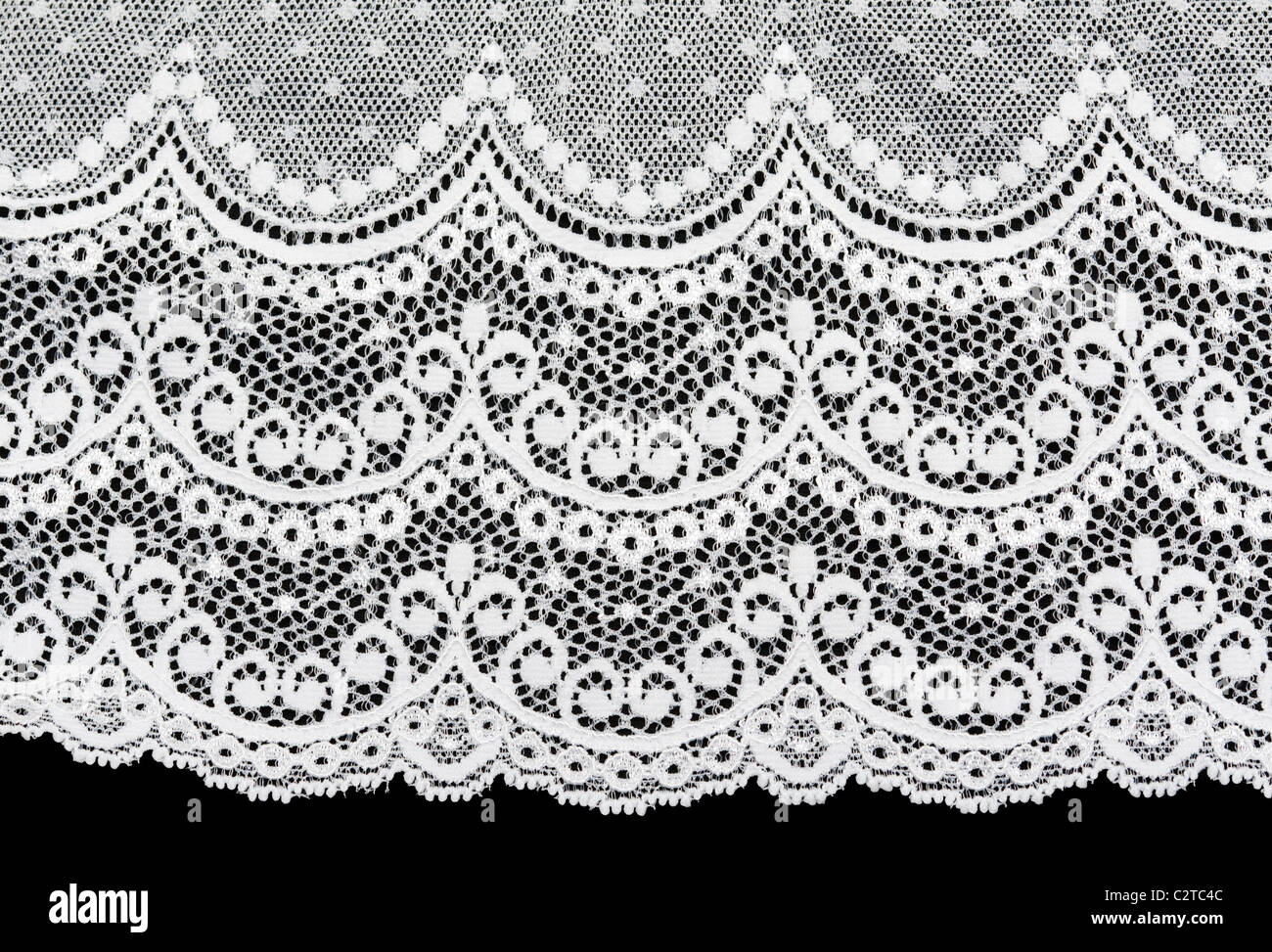 Pizzo Bianco con il pattern con forma fiore su sfondo nero Foto Stock