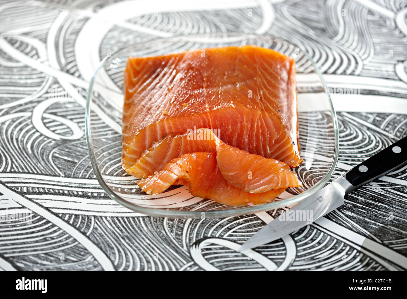 Salmone affumicato su una piastra Foto Stock