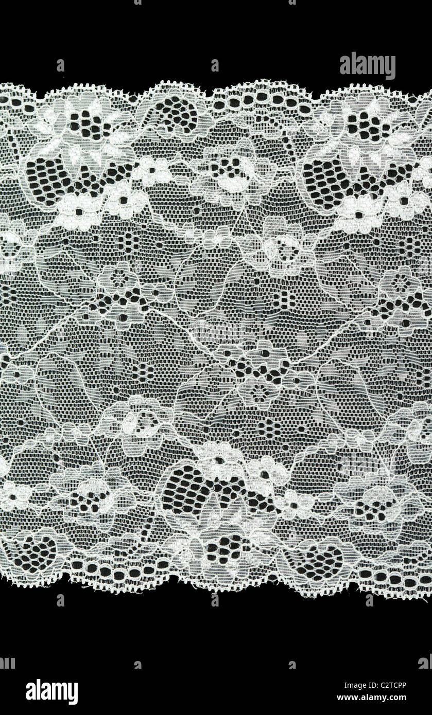 Pizzo Bianco con il pattern con forma fiore su sfondo nero Foto Stock