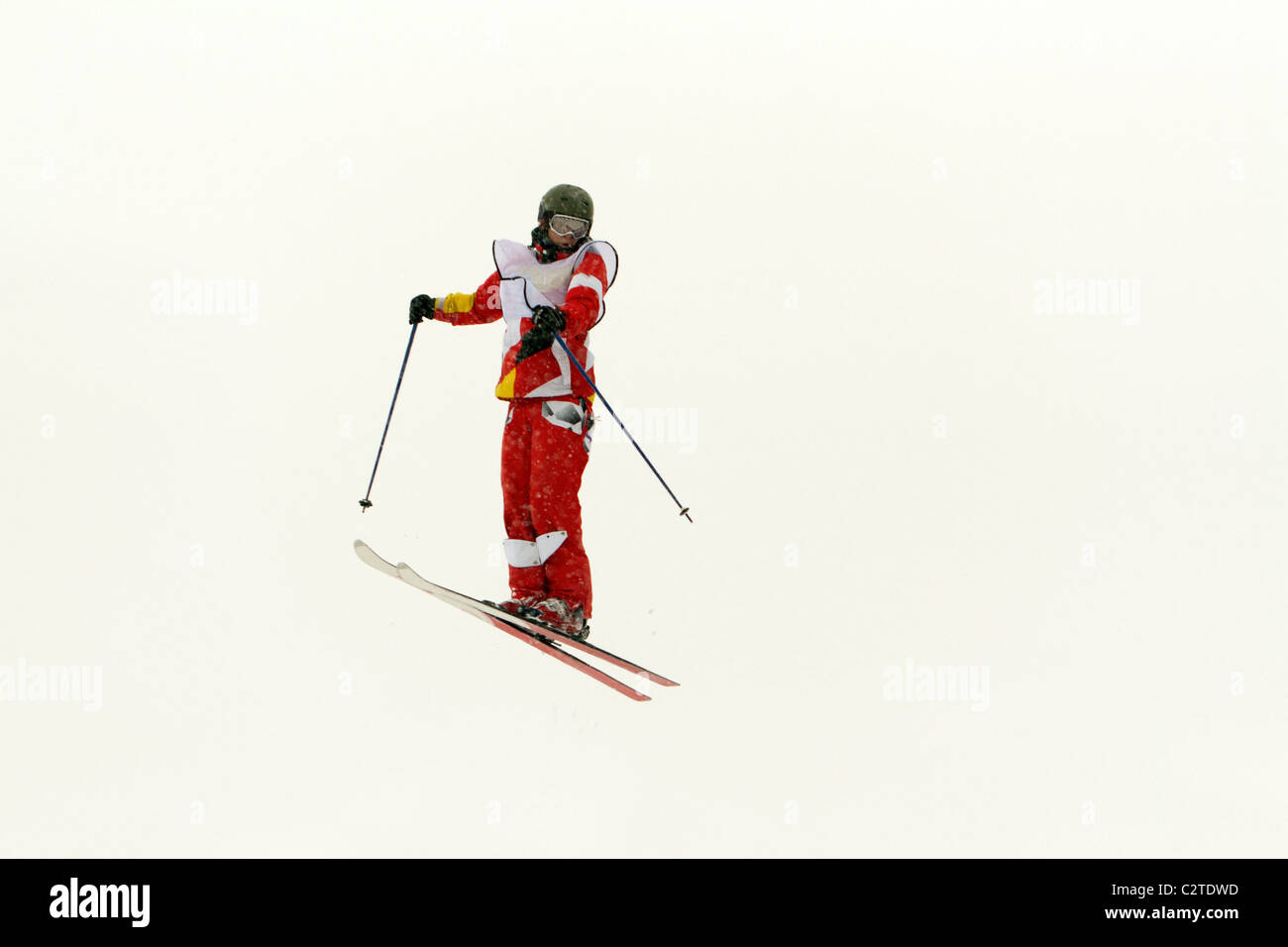 Sciatore in pantaloni rossi, flip in aria Foto Stock
