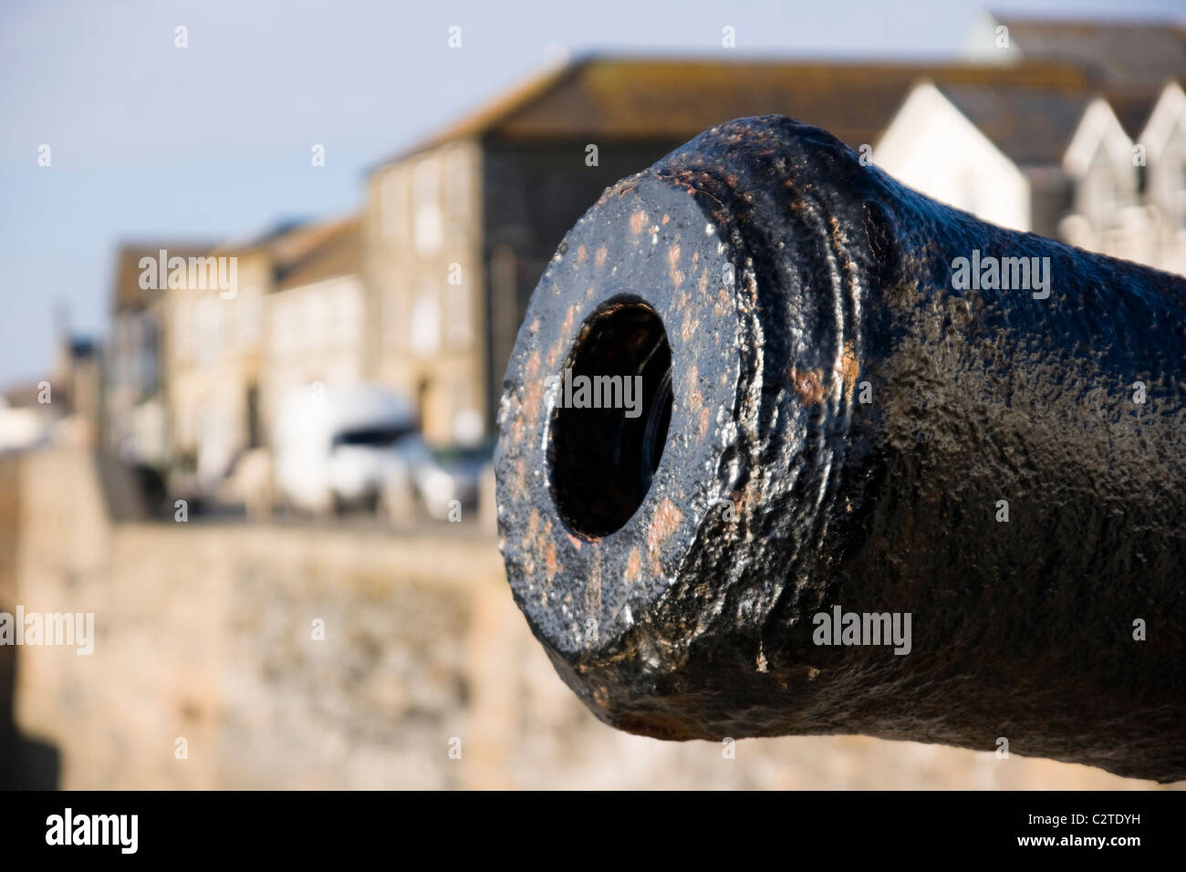 Canna di un vecchio cannone sulla banchina a Porthleven Cornwall Inghilterra REGNO UNITO Foto Stock