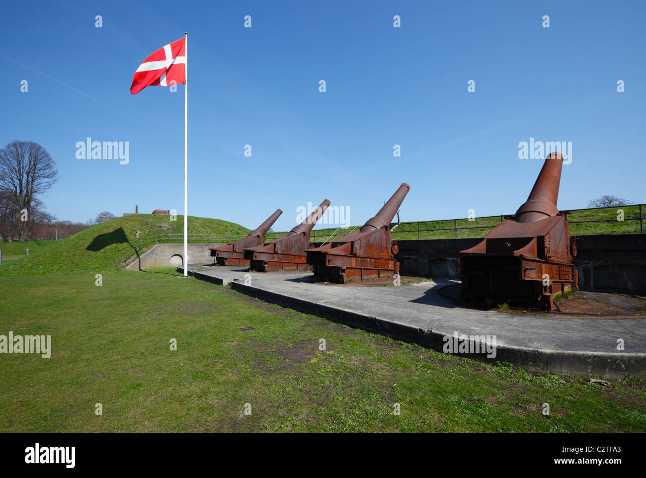 Vecchio arrugginito cannoni / pistole a Charlottenlund Fort all'Oresund (Suono) - parte del vecchio di difesa costiera di Copenhagen Foto Stock