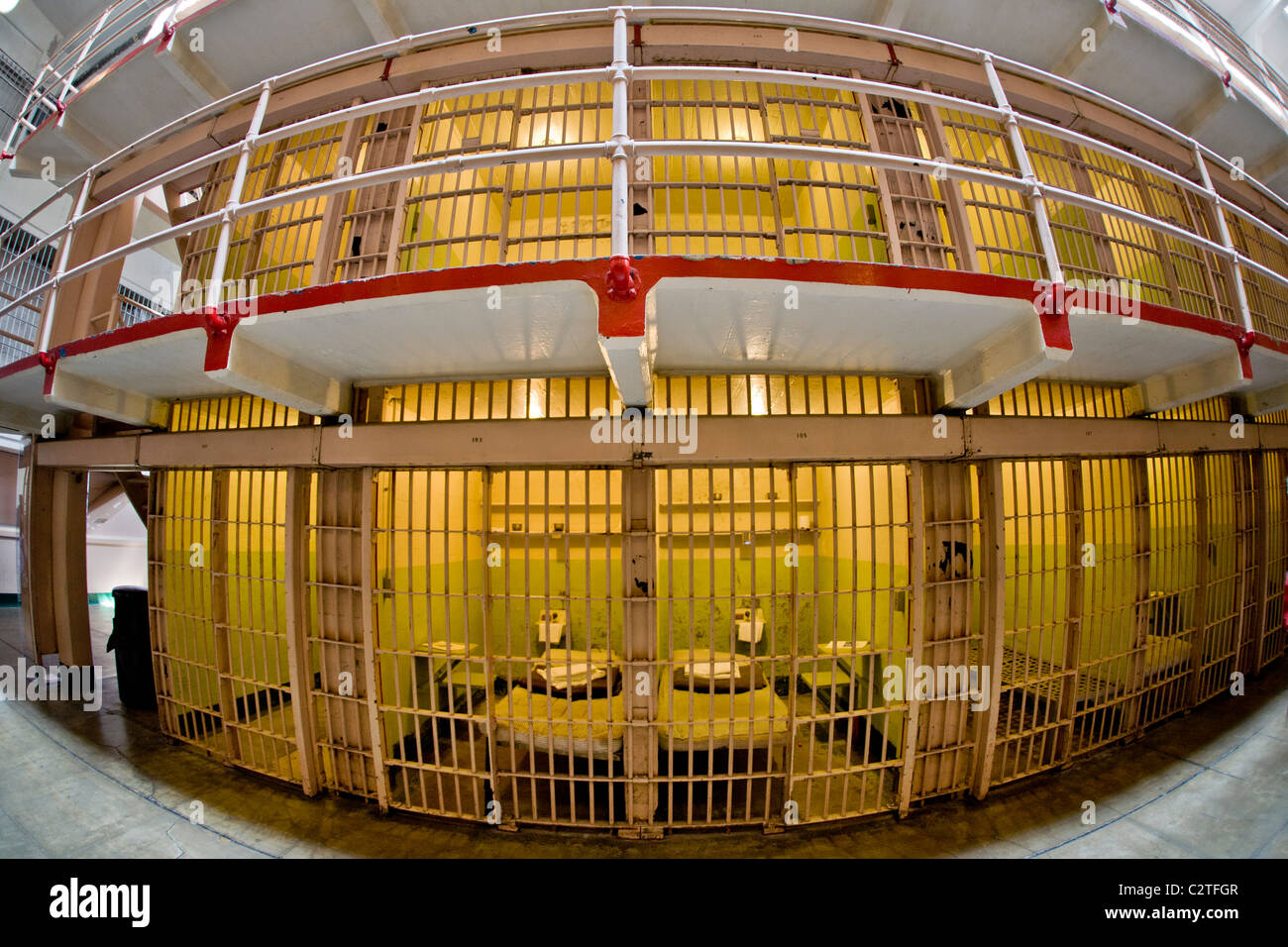 Due livelli di Cellblock C all'Alcatraz ex prigione federale nella Baia di San Francisco, CA, fotografati con un obiettivo fisheye. Foto Stock