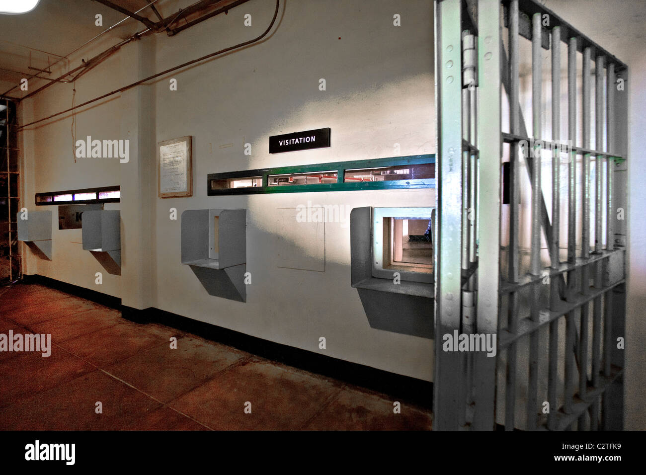 Prigioniero visitazione windows all'Alcatraz ex prigione federale nella Baia di San Francisco, CA. Ora è un'attrazione turistica. Foto Stock