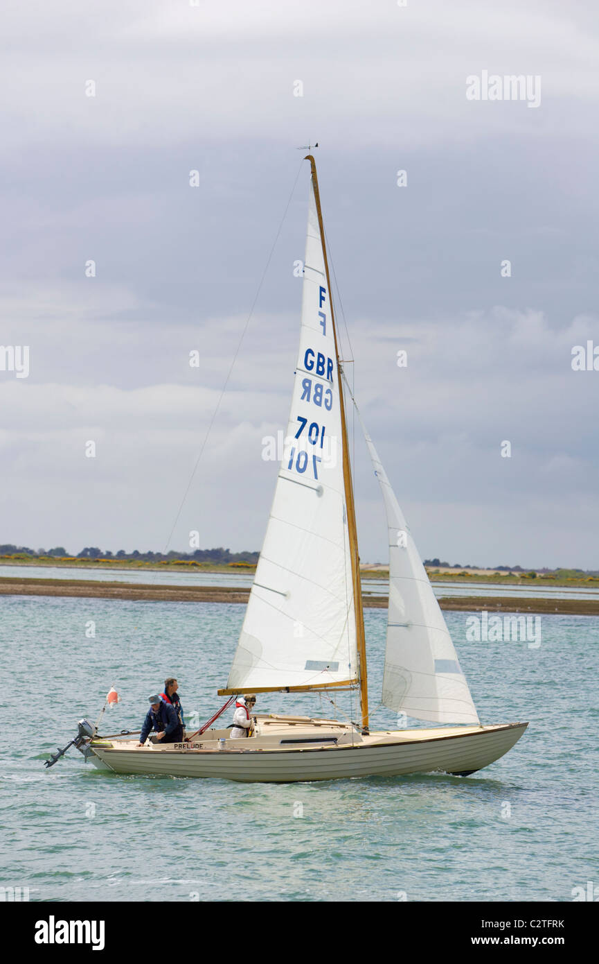 Barca a vela e yacht sul Solent vicino a Lymington Foto Stock