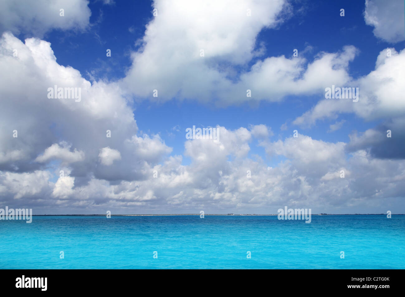 Mar dei Caraibi orizzonte sul cielo blu cumulus giorno di vacanza perfetto paradiso Foto Stock
