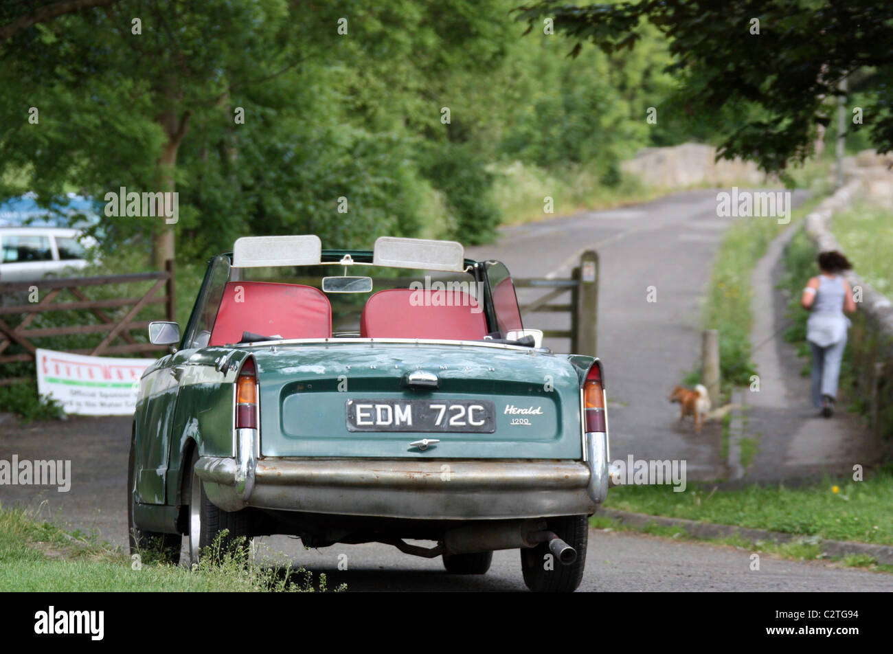 Vecchia Triumph Herald parcheggiato su un vicolo del paese Foto Stock