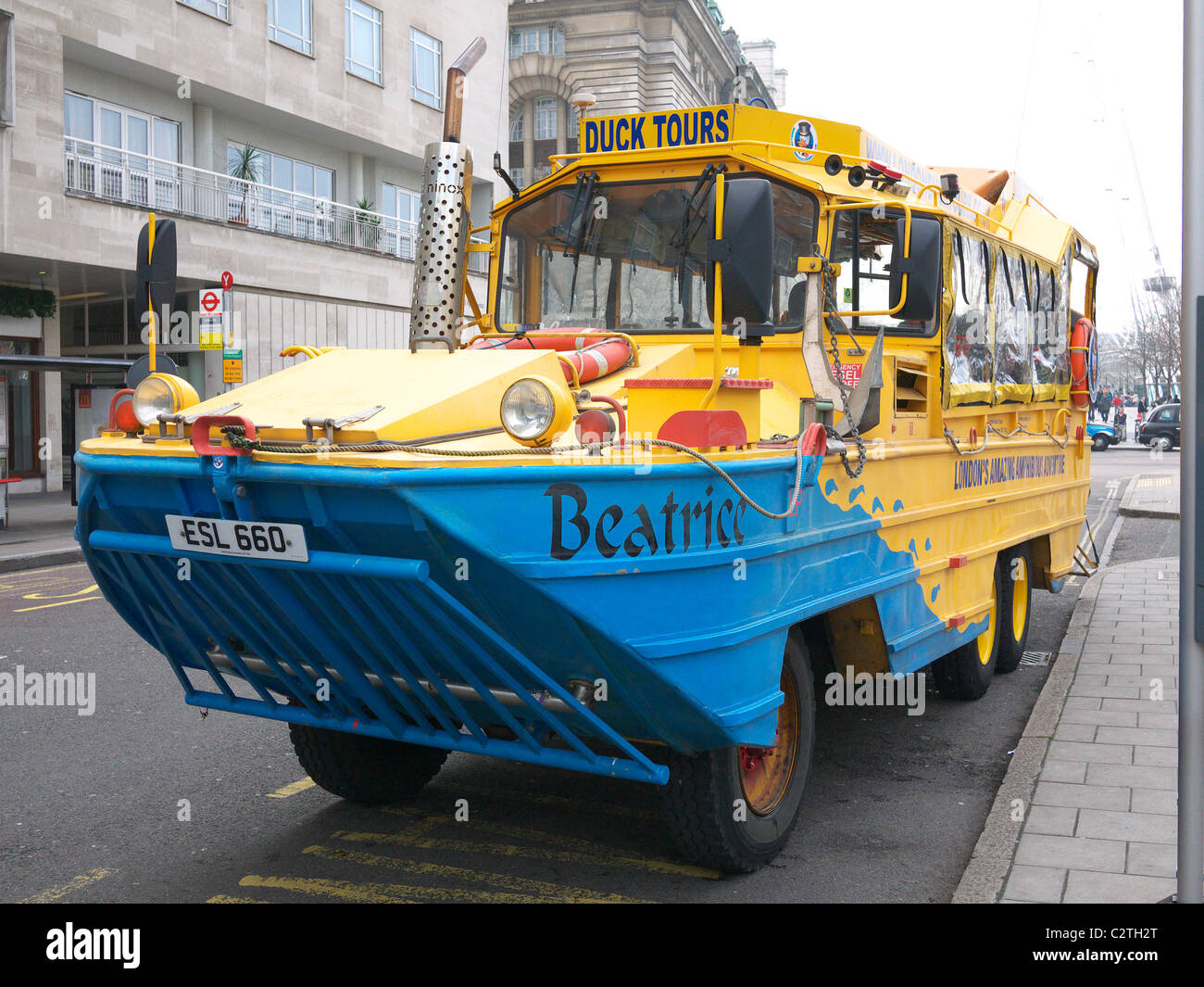 Vista frontale di uno dei anfibio DUKW i veicoli utilizzati per il Duck Tours a Londra Foto Stock