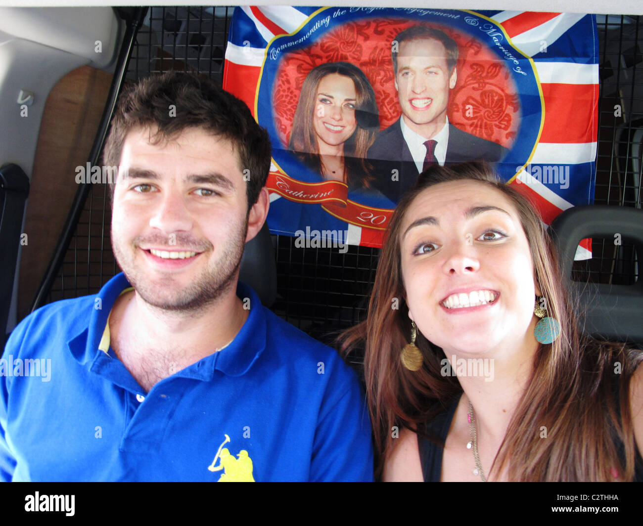 British patriottica giovane uomo si vola e Kate Royal Wedding flag nel suo furgone Foto Stock