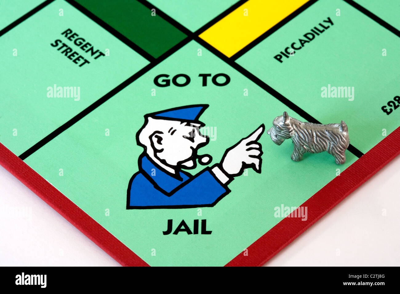 Un pezzo di cane sul finire in carcere spazio su un monopolio gioco REGNO UNITO Foto Stock