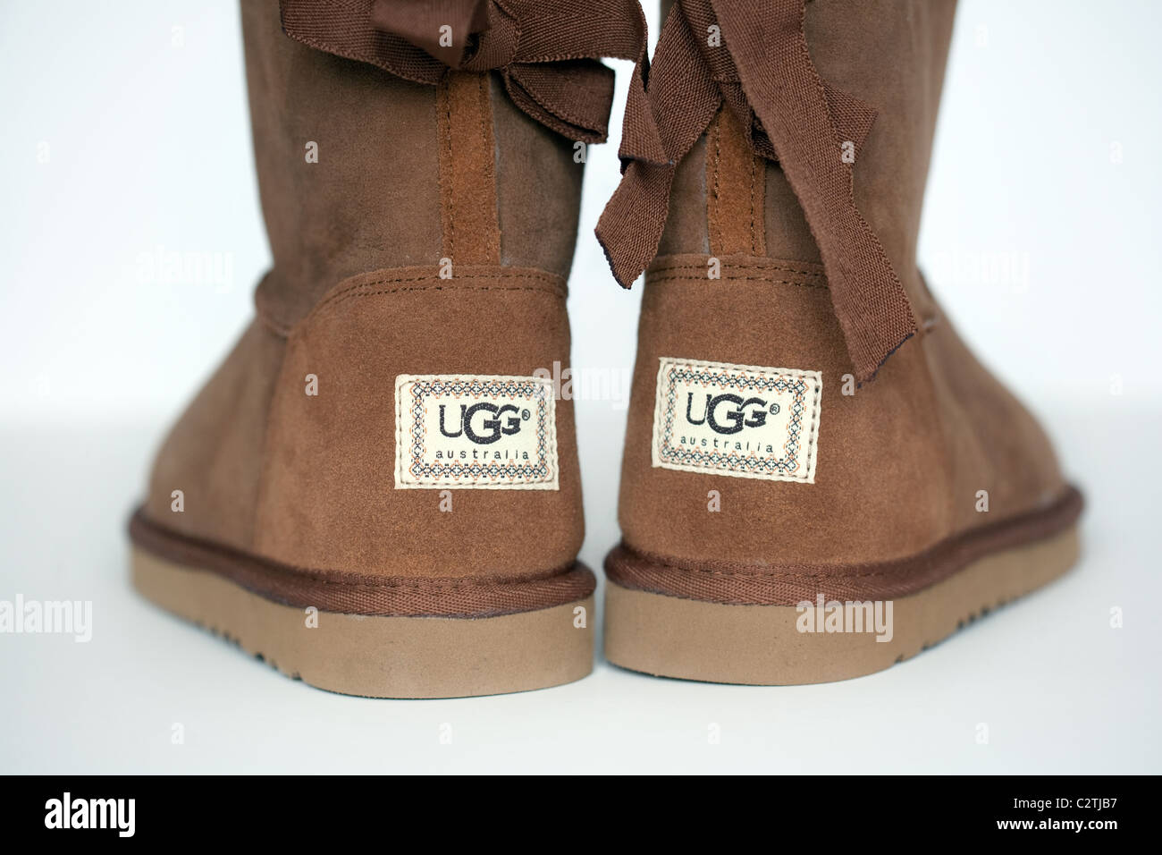 Una coppia di merci contraffatte ugg stivali realizzati in Cina e acquistati su Internet nel Regno Unito Foto Stock