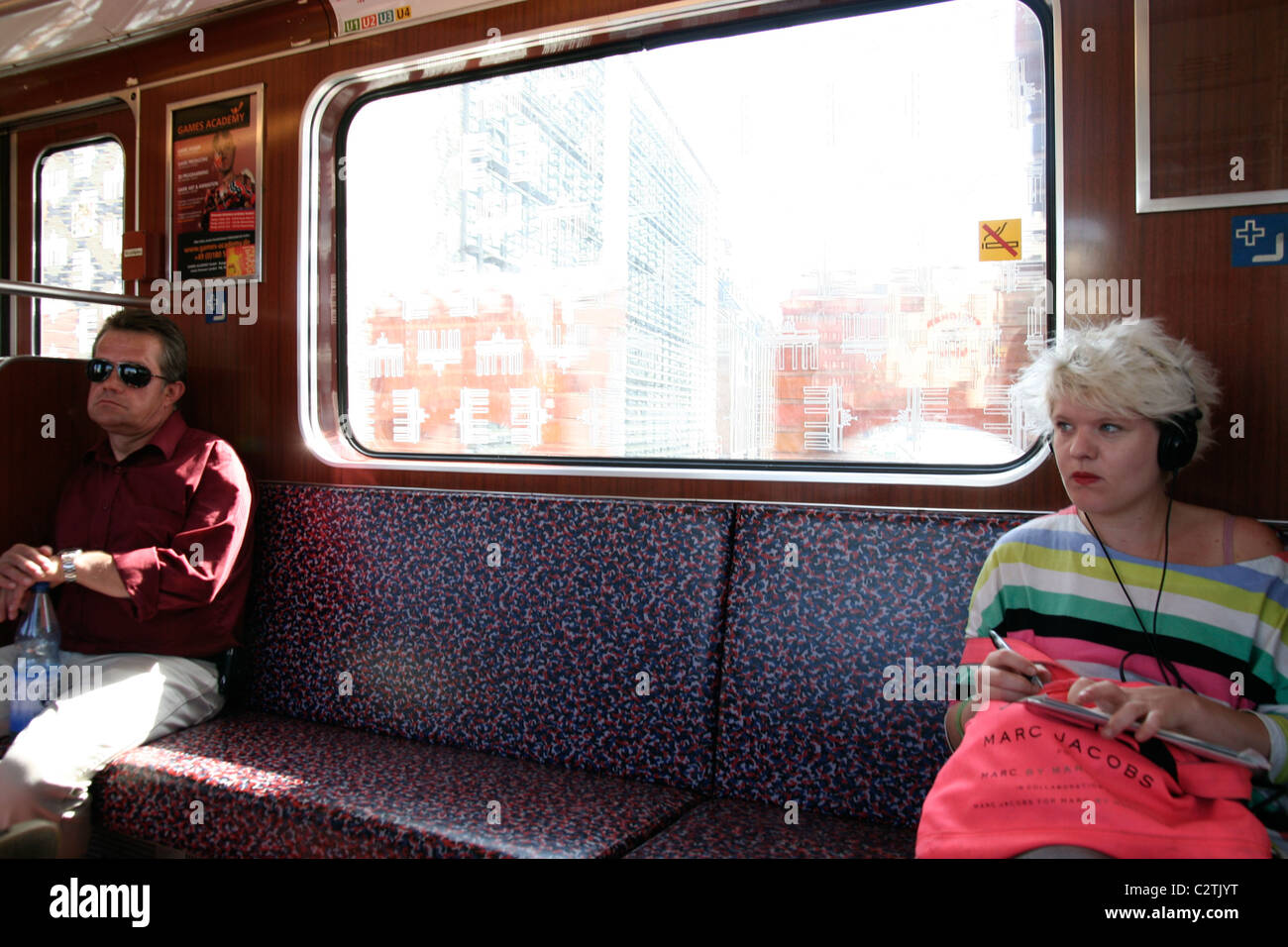 Due passeggeri della metropolitana di Berlino est ovest della Germania Foto Stock